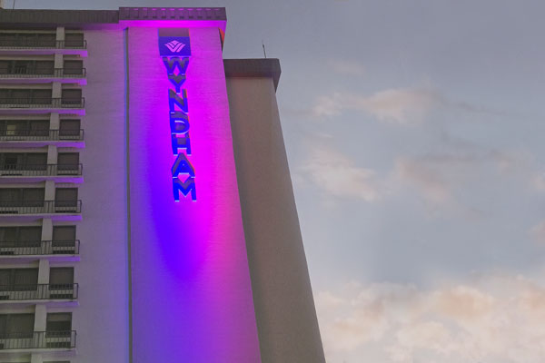 DVT Light LED PJ-5 being used to illuminate the hotel logo on the exterior of Wyndham I-Drive Avanti Resort & Conference Center, Orlando, Florida