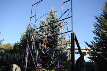 Mayor Slayor animated Custom Ropelight Sculpture in the daylight - LightmosFEAR - Fright Fest, Six Flags New England - Agawam, Massachusetts, USA